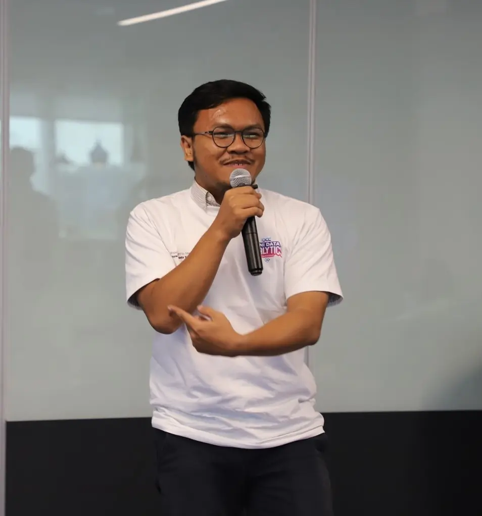 Dhany Indraswara berbicara di depan peserta sambil memegang mikrofon