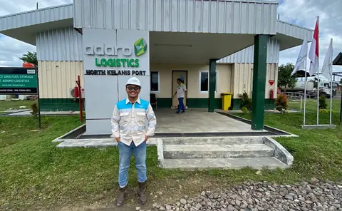 Dhany di depan kantor Adaro Logistics North Kelanis Port