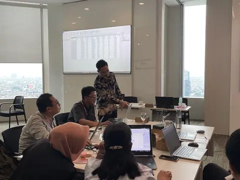 Dhany menjelaskan materi Power BI di depan kelas XLSMART